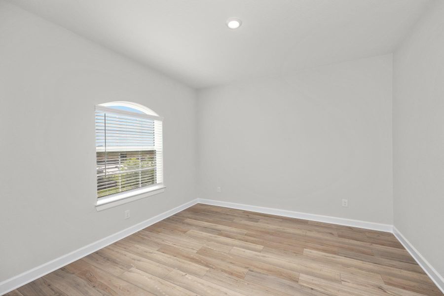 Spacious, unfurnished interior of a new home in Lago Mar, Texas City (Image 9).