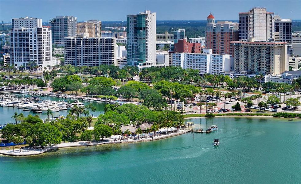 Condo located in Sarasota, FL showcasing its design and architecture (Image 5).