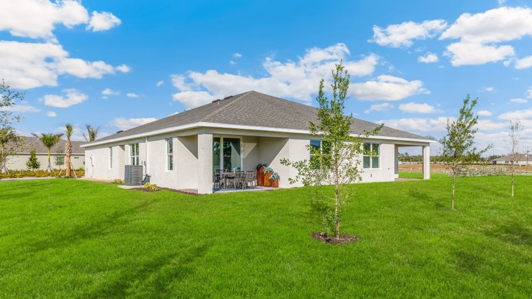 Representative exterior details of a home built from the CARRINGTON by D.R. Horton in Sea Cove, Punta Gorda (Image 4).