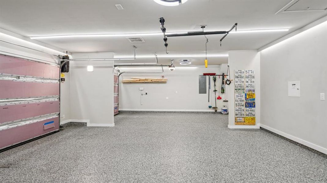 Spacious, unfurnished interior of a new home in Sycamore Cove, Hickory Creek (Image 23).