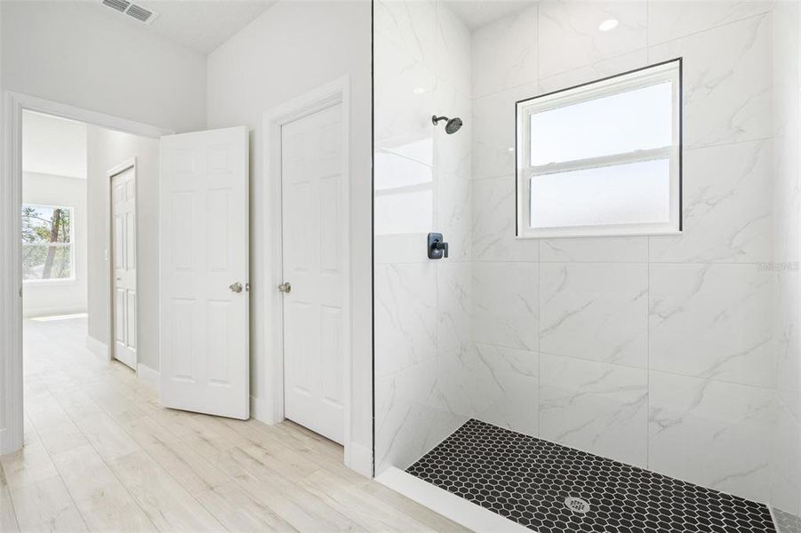 Spacious, unfurnished interior of a new home in , Ocala (Image 20).