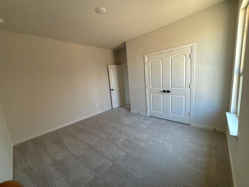 Spacious, unfurnished interior of a new home in Waterford Park, Weatherford (Image 9).