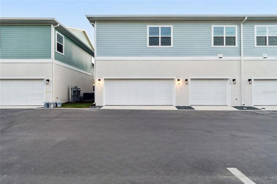 Exterior details and patio area of a home in , Orlando (Image 3).