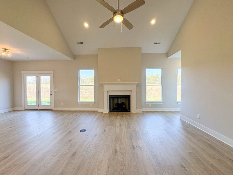 Spacious, unfurnished interior of a new home in Saundersville Station, Hendersonville (Image 5).