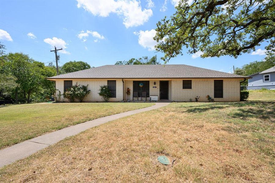 Front exterior of a new home in , Weatherford, TX, highlighting curb appeal (Image 20). Front exterior of a new home in , Weatherford, TX, highlighting curb appeal (Image 20).
