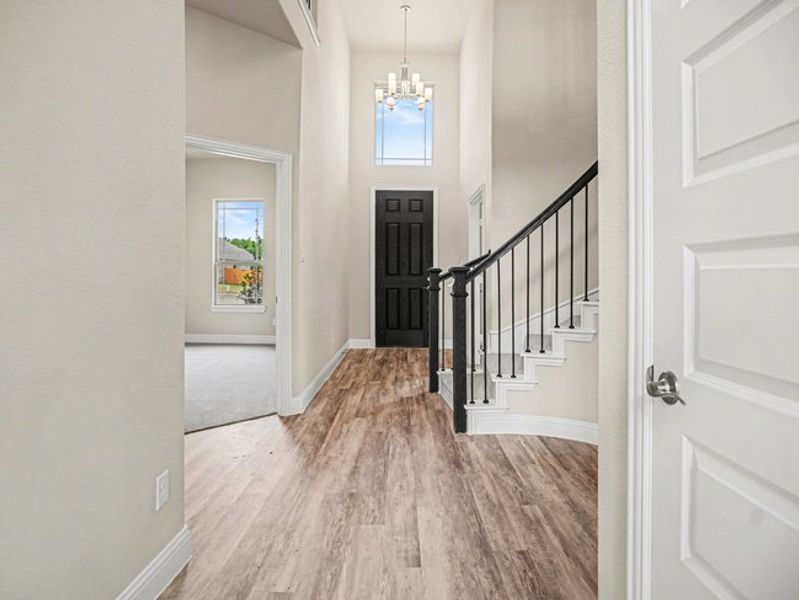 Spacious, unfurnished interior of a new home in Cole Crossing Estates, DeSoto (Image 9).