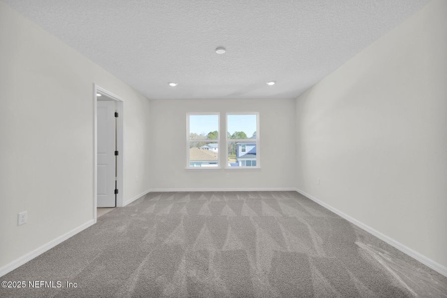Spacious, unfurnished interior of a new home in Murray Farms, Middleburg (Image 29).