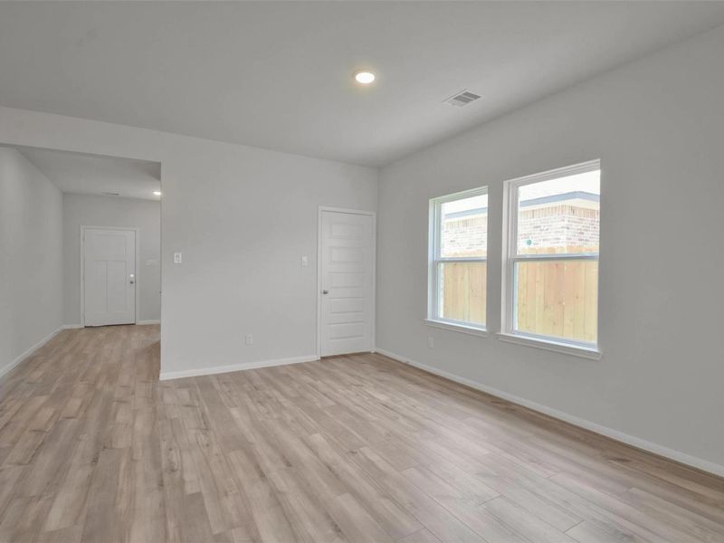 Spacious, unfurnished interior of a new home in River Ranch Meadows, Dayton (Image 24).