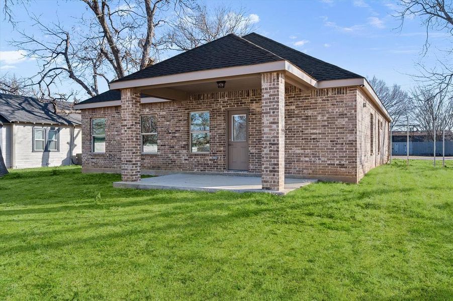 Exterior details and patio area of a home in , Kerens (Image 4).