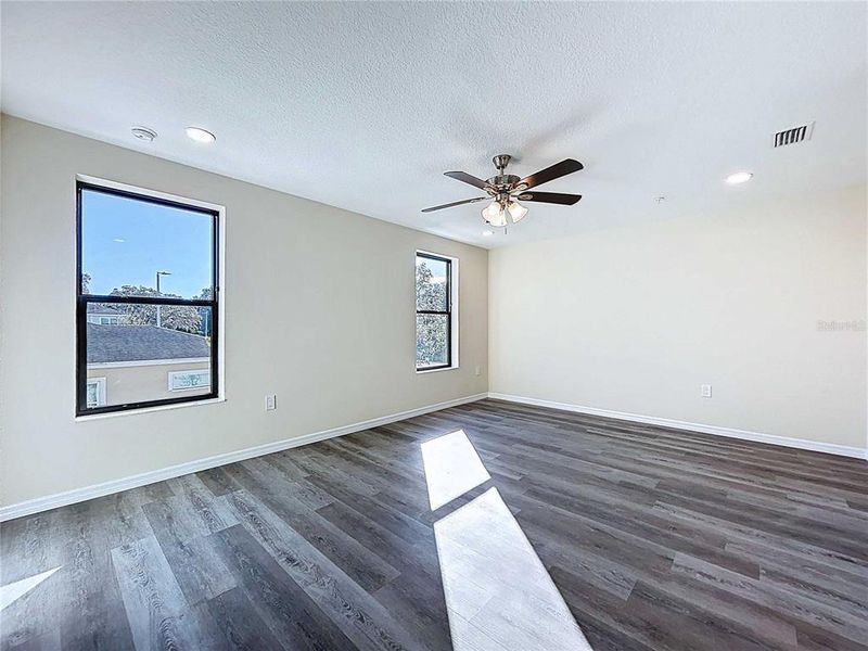 Spacious, unfurnished interior of a new home in , Tampa (Image 23).
