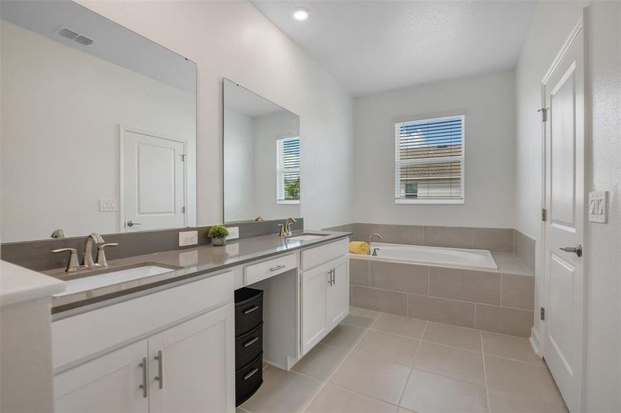 Furnished interior view inside a new home in Tohoqua, Kissimmee (Image 14). Furnished interior view inside a new home in Tohoqua, Kissimmee (Image 14).