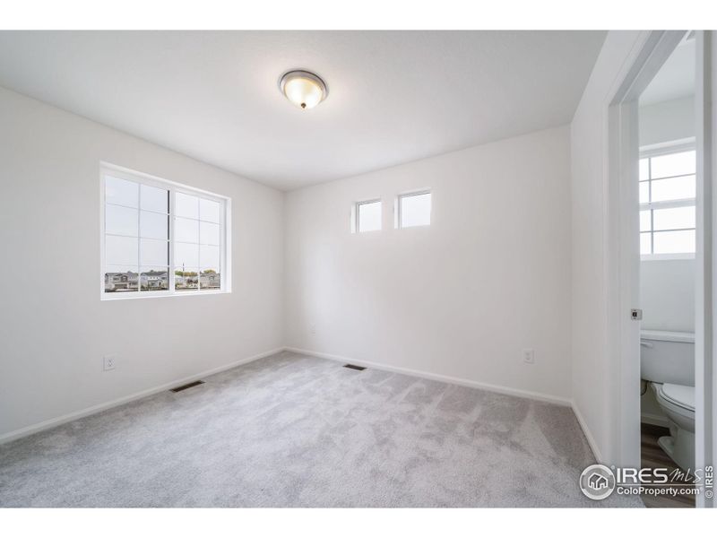 Spacious, unfurnished interior of a new home in Thompson River Ranch, Johnstown (Image 19).