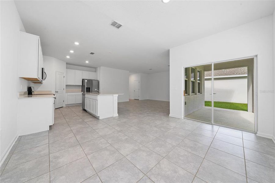 Spacious, unfurnished interior of a new home in Storey Creek, Kissimmee (Image 27).