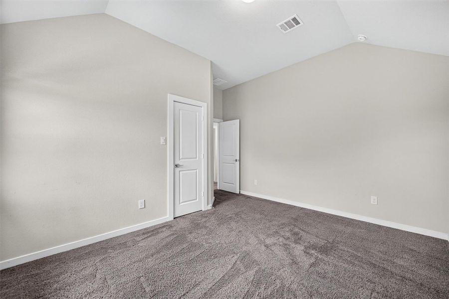 Spacious, unfurnished interior of a new home in , Mont Belvieu (Image 38).