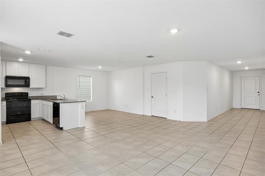 Spacious, unfurnished interior of a new home in Trinity West, Dallas (Image 20).