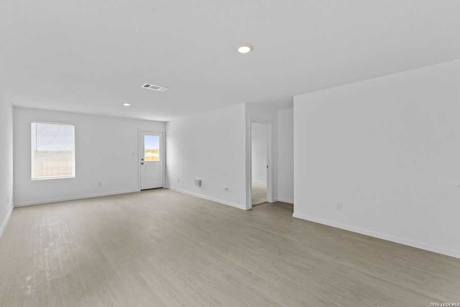 Spacious, unfurnished interior of a new home in Spring Grove, St. Hedwig (Image 16).