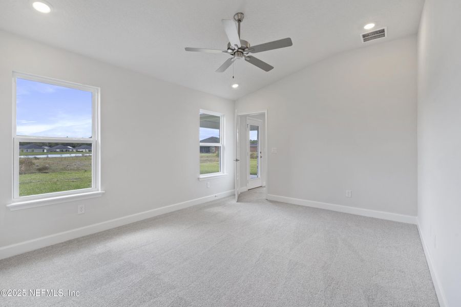 Spacious, unfurnished interior of a new home in , Green Cove Springs (Image 12).