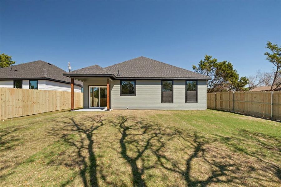 Exterior details and patio area of a home in , Granbury (Image 3).