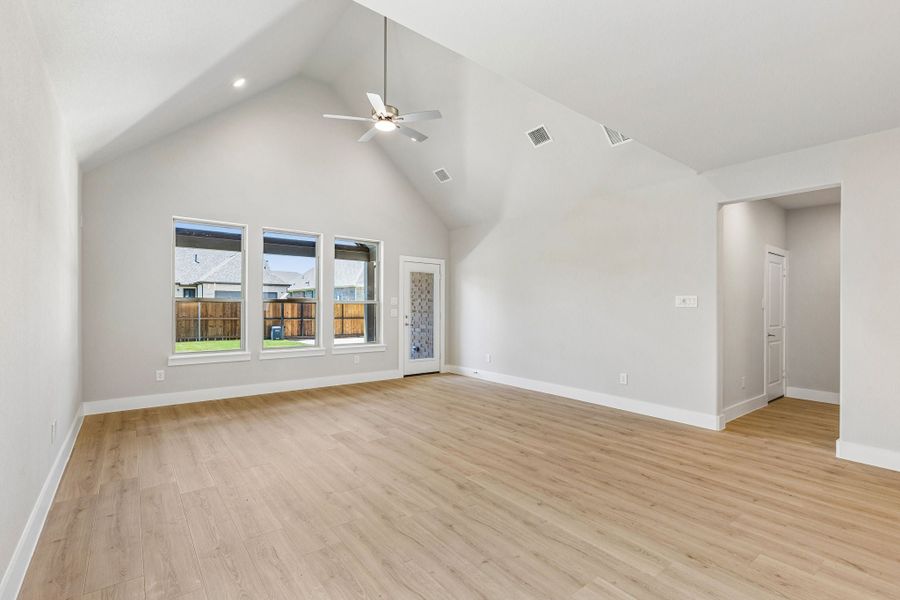Spacious, unfurnished interior of a new home in Dove Hollow, Waxahachie (Image 17).