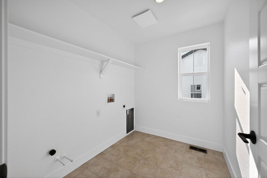 Spacious, unfurnished interior of a new home in Macanta, Castle Rock (Image 16).