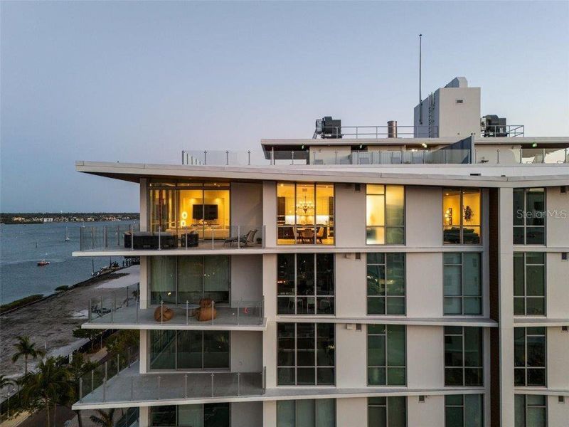 Condo located in Sarasota, FL showcasing its design and architecture (Image 37).