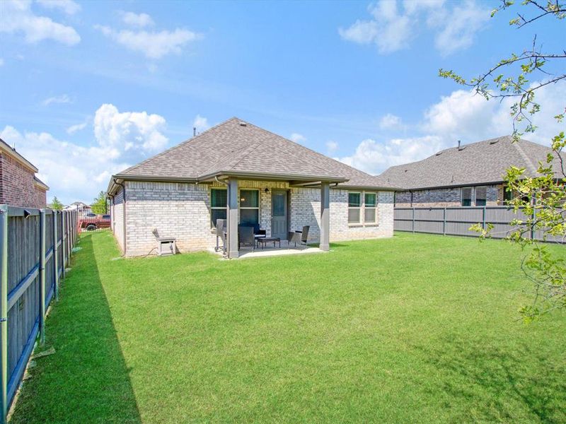Exterior details and patio area of a home in , Venus (Image 20).