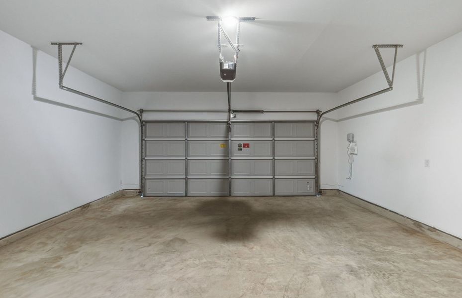 Spacious, unfurnished interior of a new home in Crosswinds, Kyle (Image 27).