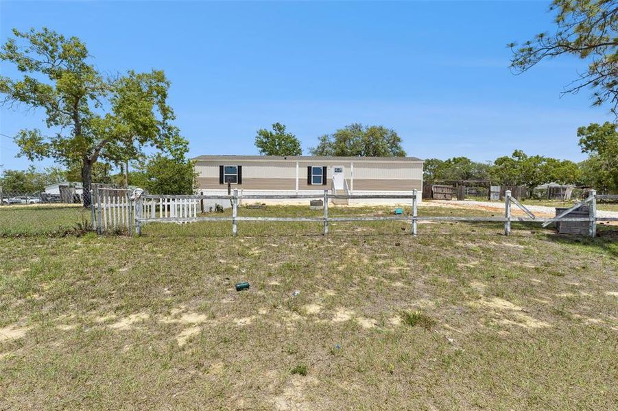 Exterior details and patio area of a home in , Lake Wales (Image 14).