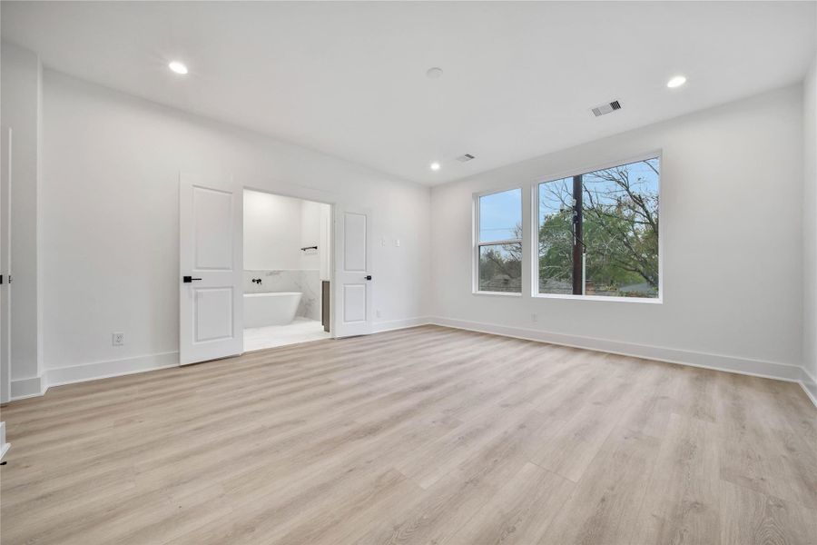 Spacious, unfurnished interior of a new home in , Houston (Image 20).
