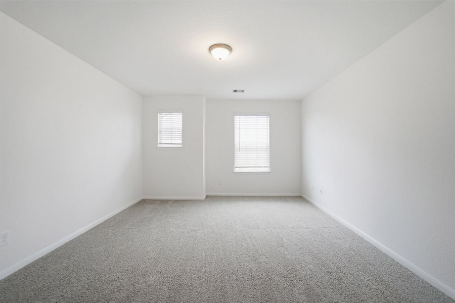 Spacious, unfurnished interior of a new home in Ashland, Texas City (Image 58).