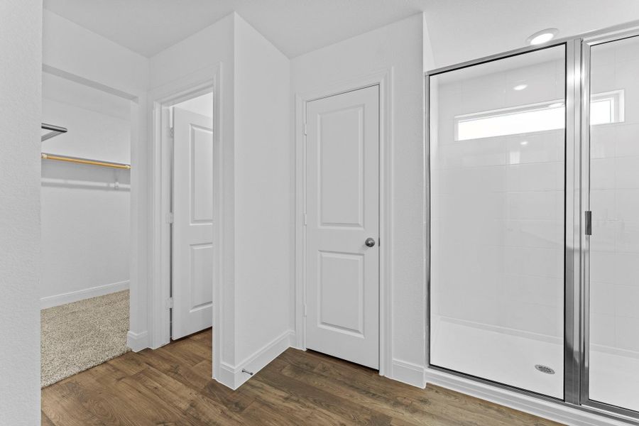 Spacious, unfurnished interior of a new home in Railhead, Cedar Creek (Image 23).