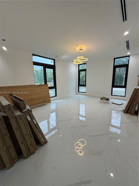 Spacious, unfurnished interior of a new home in , Pinecrest (Image 7).