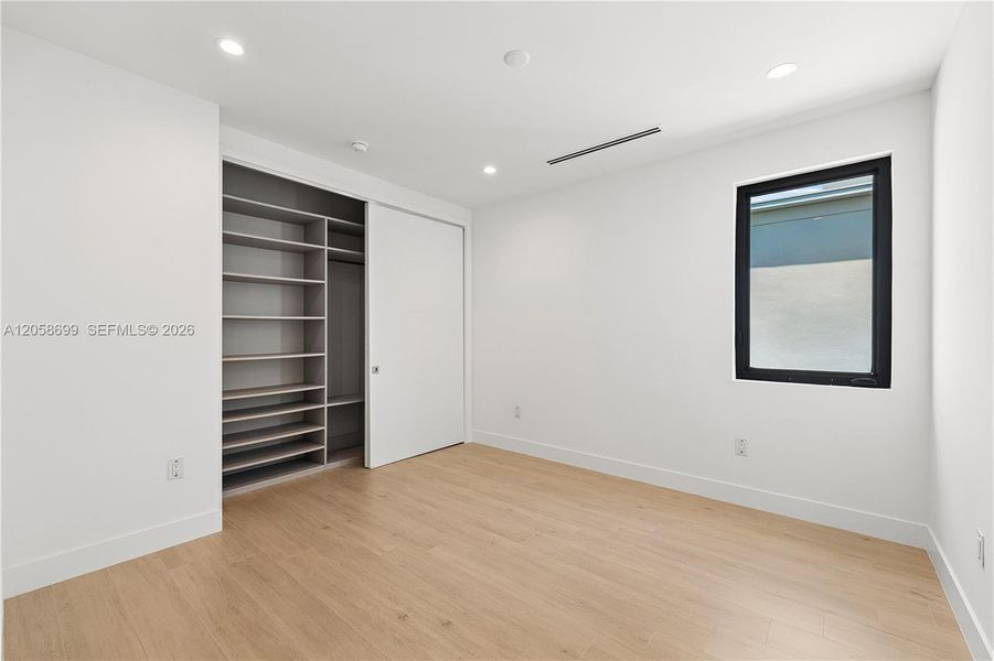 Spacious, unfurnished interior of a new home in , Miami (Image 25).