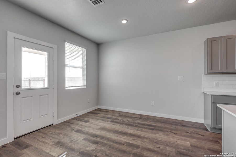 Spacious, unfurnished interior of a new home in Hacienda, San Antonio (Image 26).