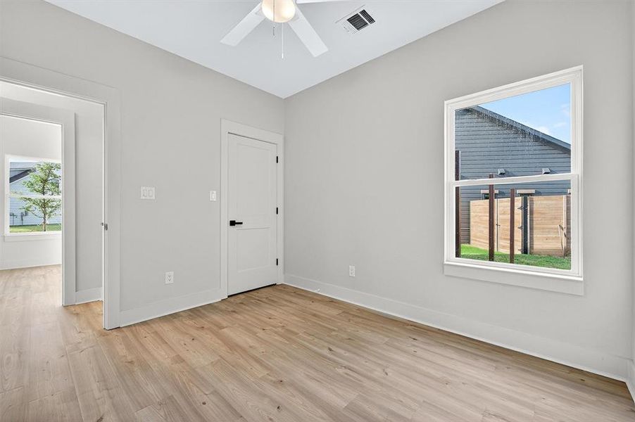 Spacious, unfurnished interior of a new home in , Sherman (Image 24).