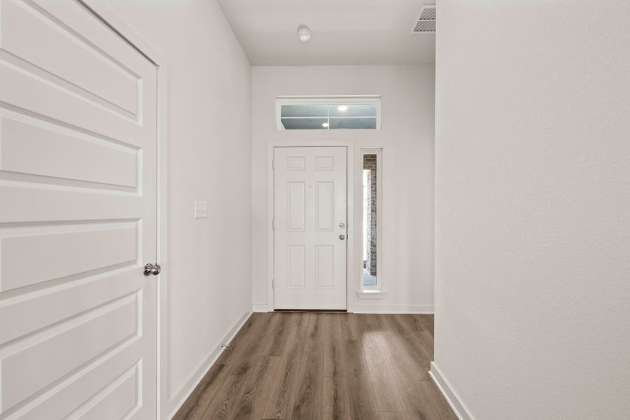 Spacious, unfurnished interior of a new home in Rancho San Gabriel, Georgetown (Image 15).