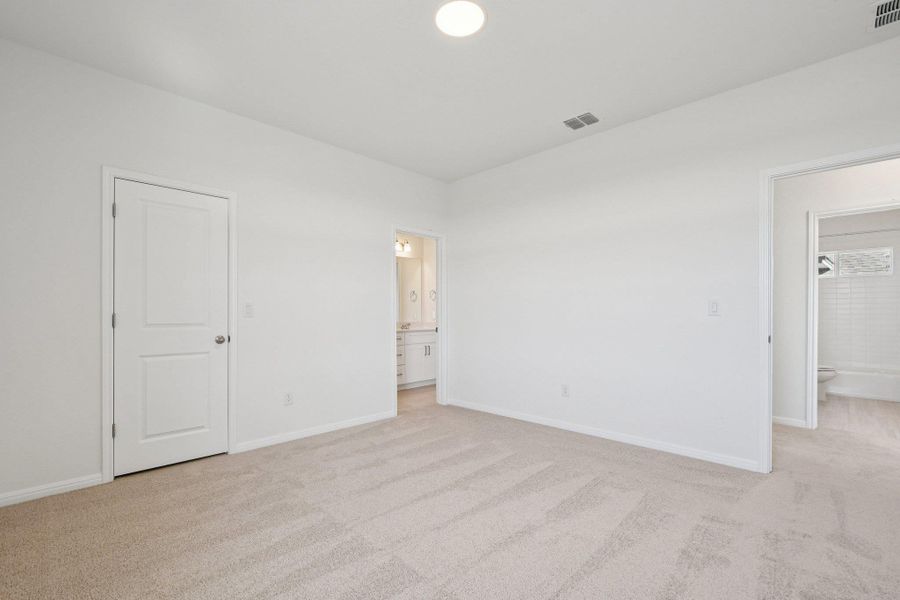 Spacious, unfurnished interior of a new home in Porter Country, Buda (Image 14).