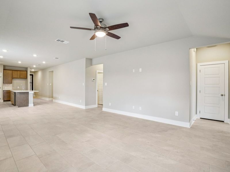 Spacious, unfurnished interior of a new home in Lark Canyon, New Braunfels (Image 16).