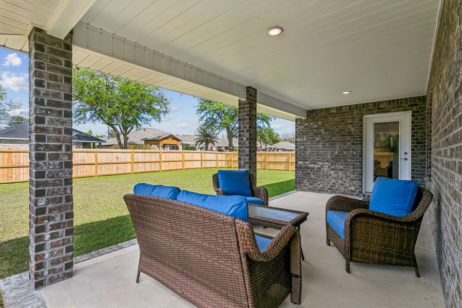 Exterior details and patio area of a home in Buckeyes Landing, Navarre (Image 4).