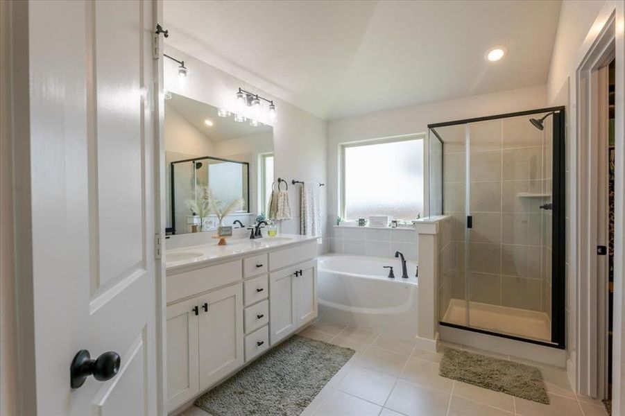 Furnished interior view inside a new home in , Glen Rose (Image 5).
