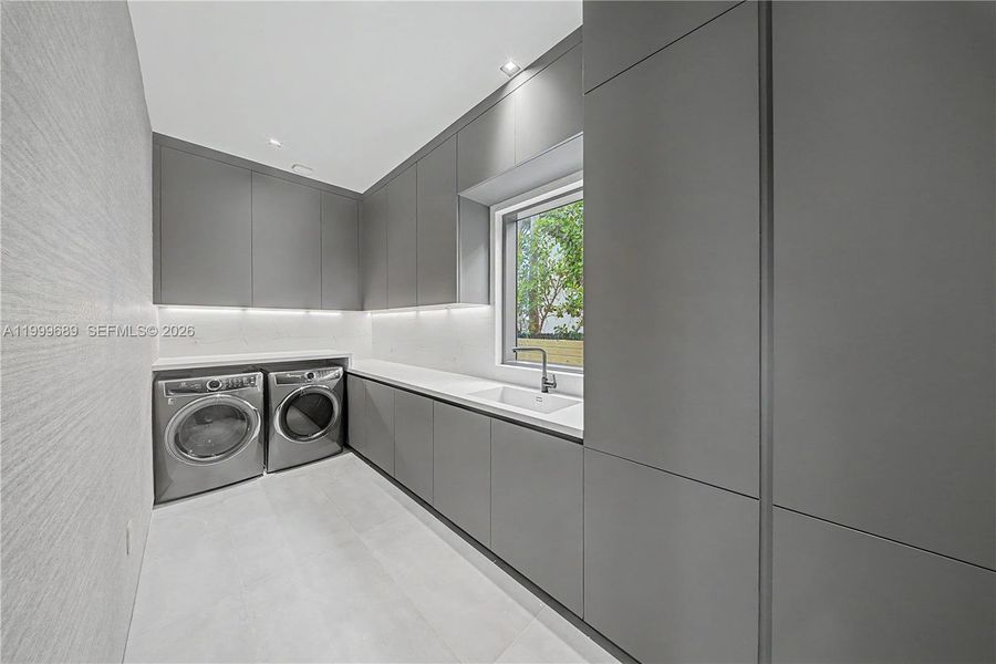 Close-up of interior finishes inside a home in , Fort Lauderdale (Image 22).