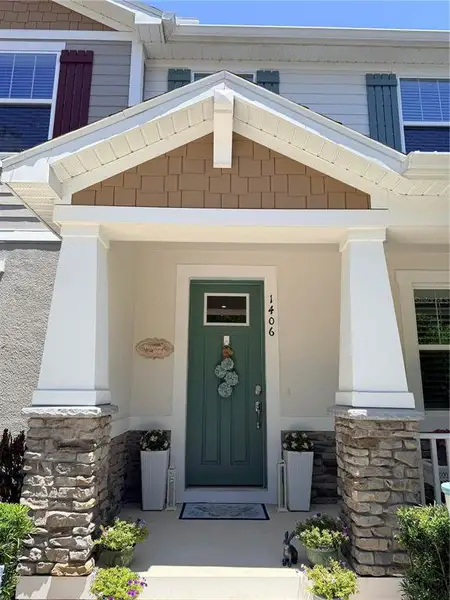 Exterior details and patio area of a home in , Winter Springs (Image 3).