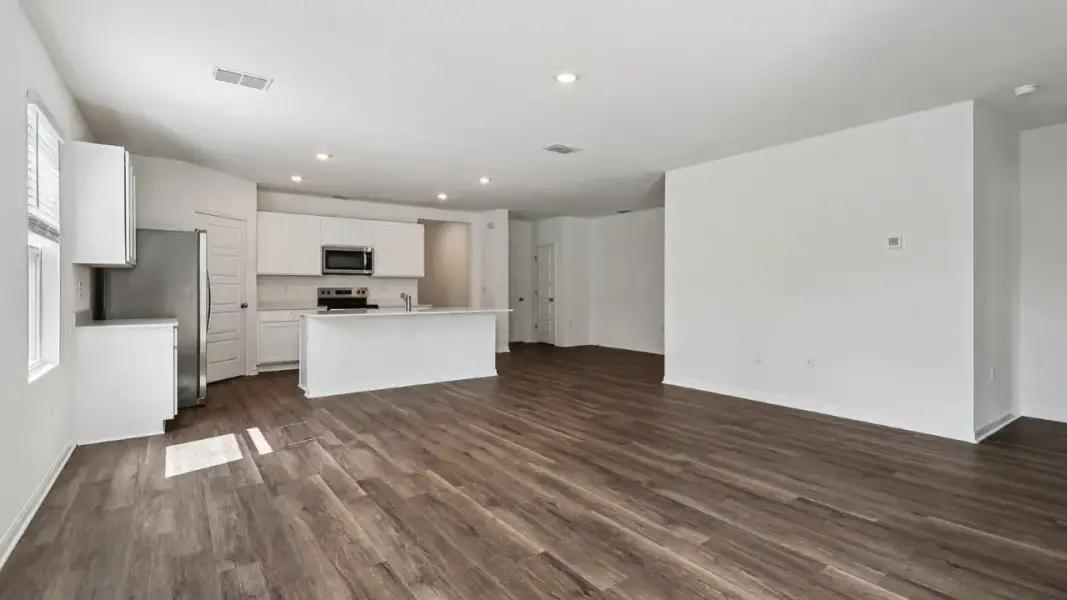 Spacious, unfurnished interior of a new home in Cascades, Davenport (Image 18).