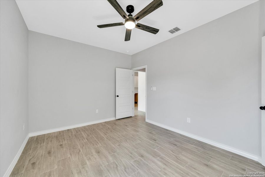 Spacious, unfurnished interior of a new home in , Natalia (Image 25).