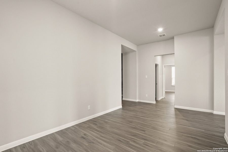Spacious, unfurnished interior of a new home in Cinco Lakes, San Antonio (Image 18).