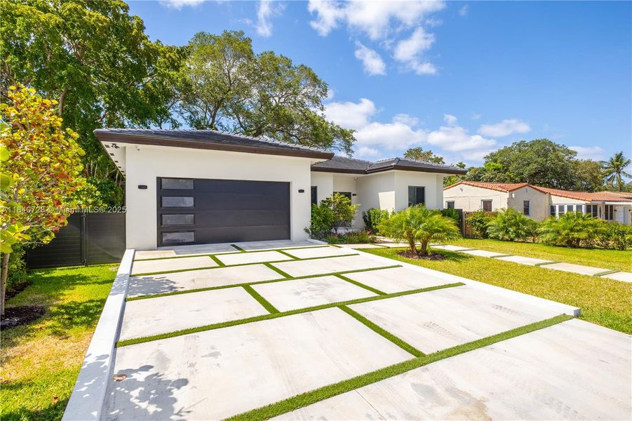 Exterior details and patio area of a home in , Biscayne Park (Image 26).