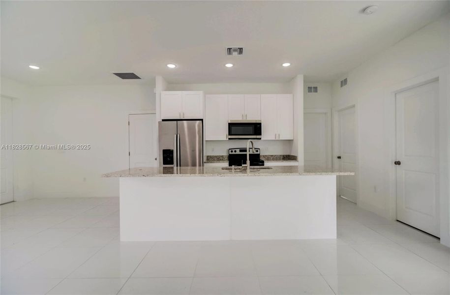 Spacious, unfurnished interior of a new home in , Alva (Image 17).