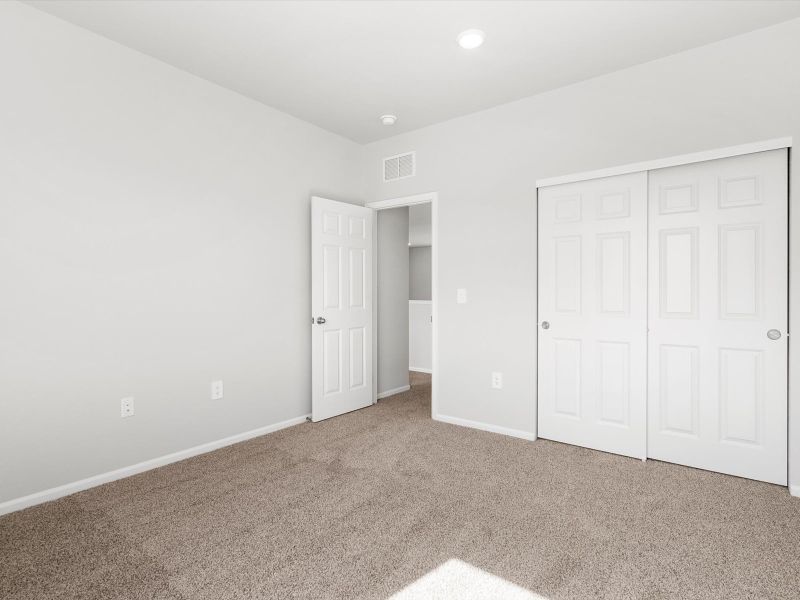 Spacious, unfurnished interior of a new home in Lake Bluff, Greeley (Image 18).