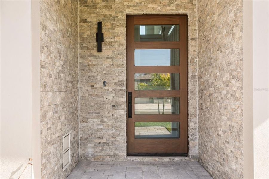 Exterior details and patio area of a home in , St. Petersburg (Image 25).
