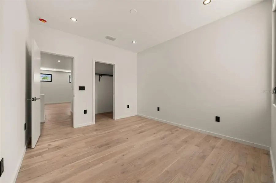 Spacious, unfurnished interior of a new home in , Sarasota (Image 59).